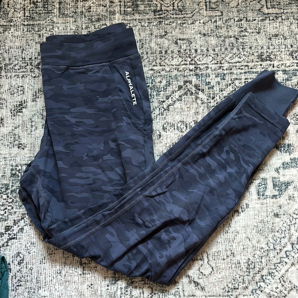 Alphalete Camo Joggers - Navy